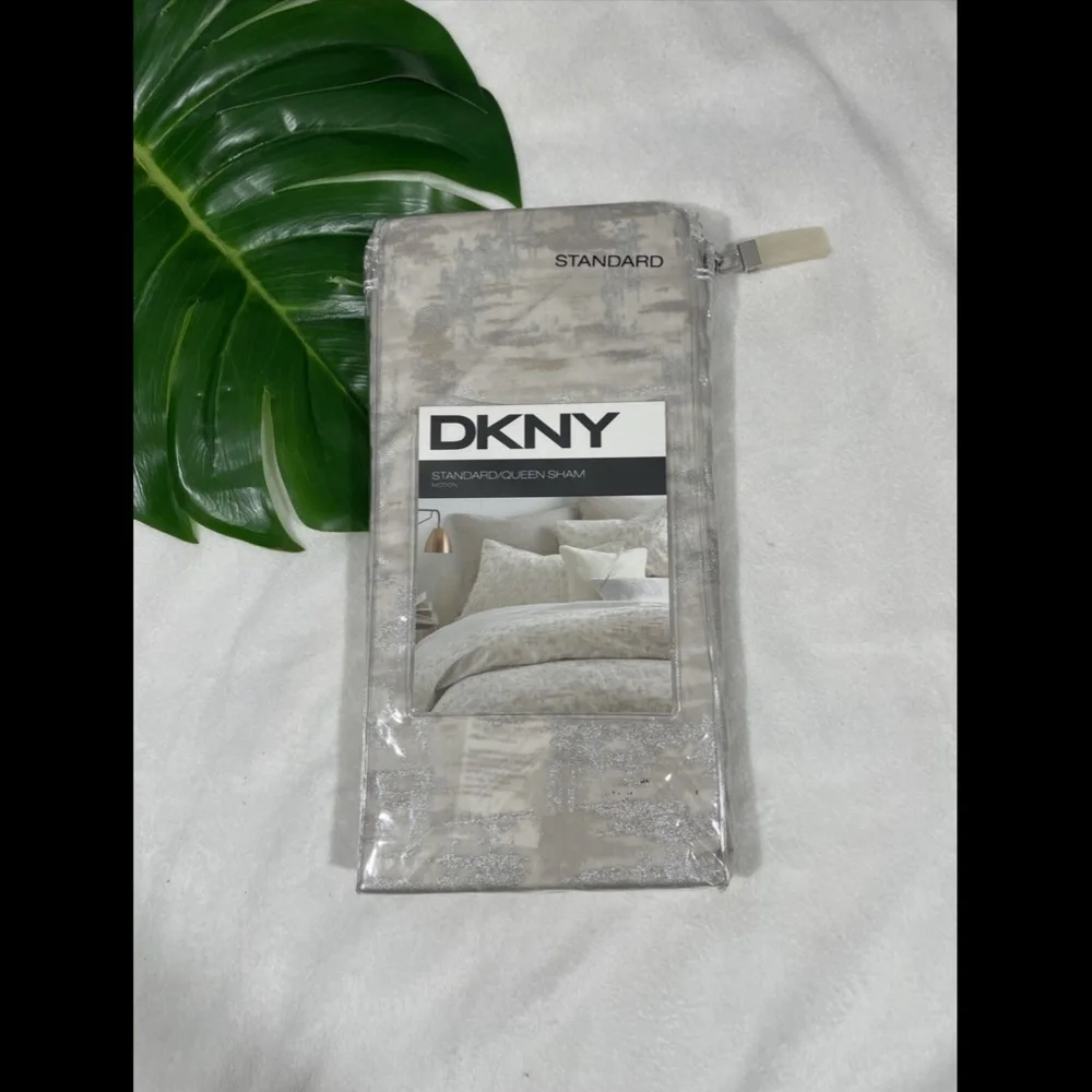 NIB $40 DKNY [ 1 ] Motion Standard / Queen Pillow Sham‎
